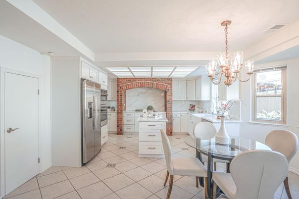 Chandelier, Dining room, Interior, Kitchen, Stainless Steel Appliances
