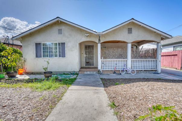 Exterior, Facade, Ranch