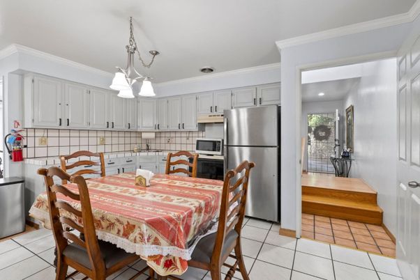 Dining room, Interior, Kitchen, Pendant Lights, Recessed Lighting, Stainless Steel Appliances