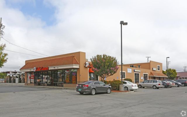 Exterior, Facade, Modern
