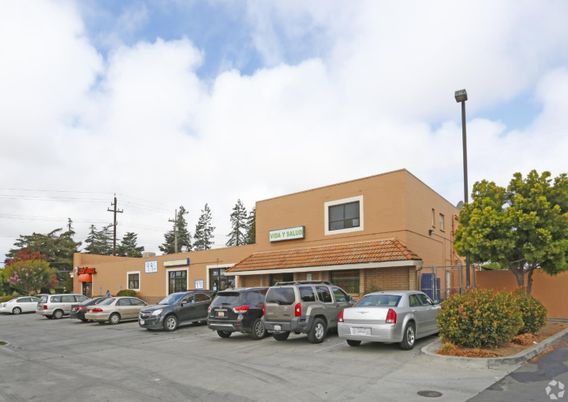 Exterior, Facade, Modern