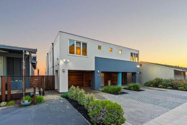 Exterior, Facade, Modern