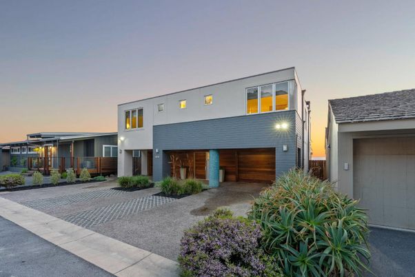 Attached, Exterior, Facade, Modern