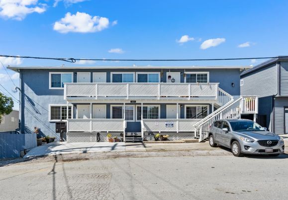 Exterior, Facade, Rowhouse
