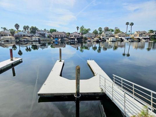 Exterior, Lake