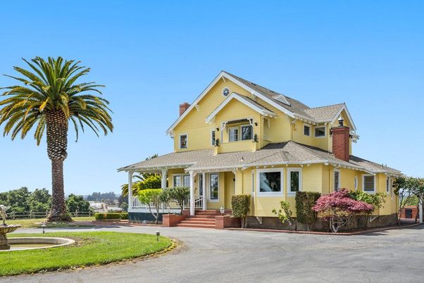 Exterior, Facade, Queen Anne Victorian
