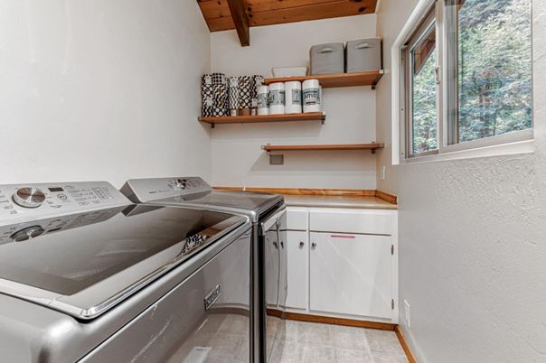 Interior, Washer, Wooden Beams