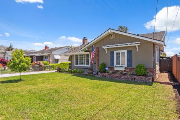 Backyard, Exterior, Facade, Ranch