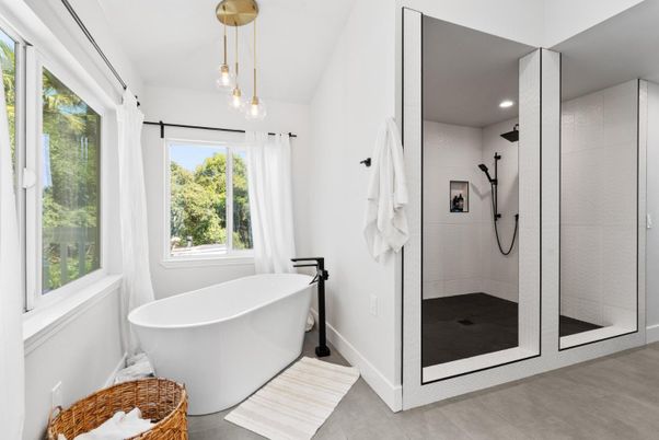 Bathroom, Free Standing Baths, Interior, Pendant Lights, Recessed Lighting