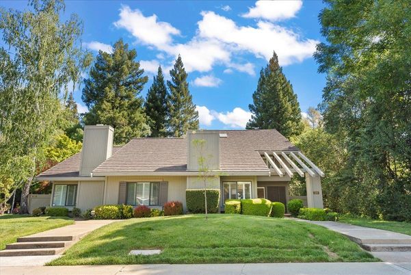 Exterior, Facade, Ranch