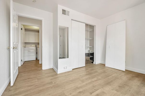 Interior, Washer, Wood Texture Flooring