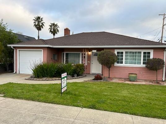 Attached, Exterior, Facade, Ranch