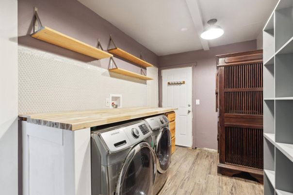 Interior, Washer, Wood Texture Flooring