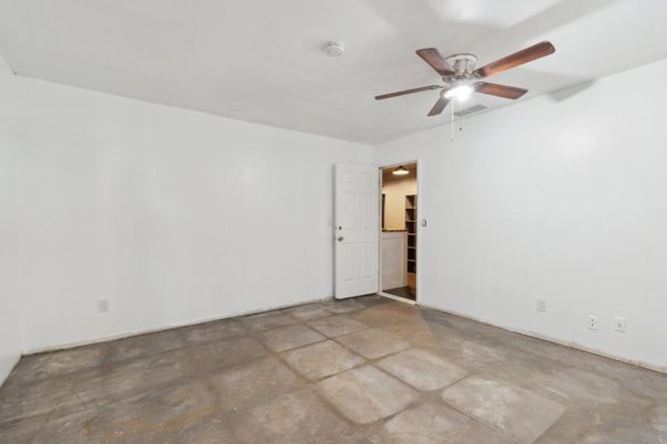 Empty room, Interior