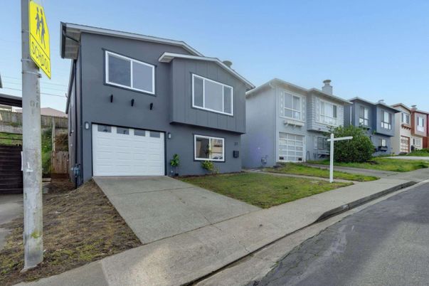 Attached, Exterior, Facade, Rowhouse