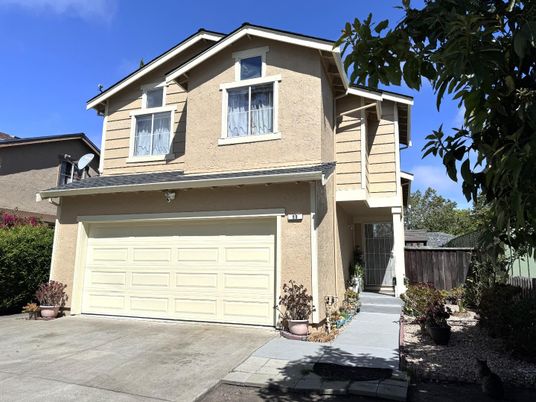 Attached, Exterior, Facade, American Craftsman