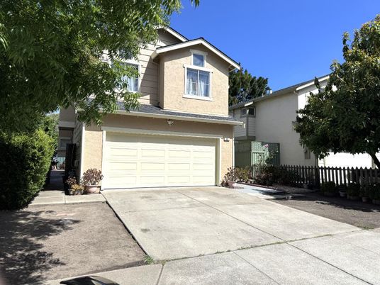 Attached, Exterior, Facade, American Craftsman