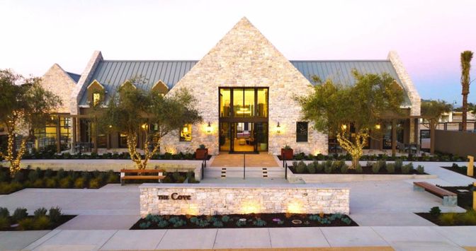 Exterior, Facade, Modern