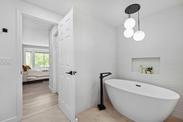 Bathroom, Free Standing Baths, Interior, Pendant Lights, Recessed Lighting, Wood Texture Flooring
