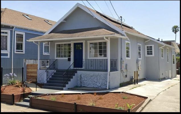 Exterior, Facade, Solar Panels, American Craftsman