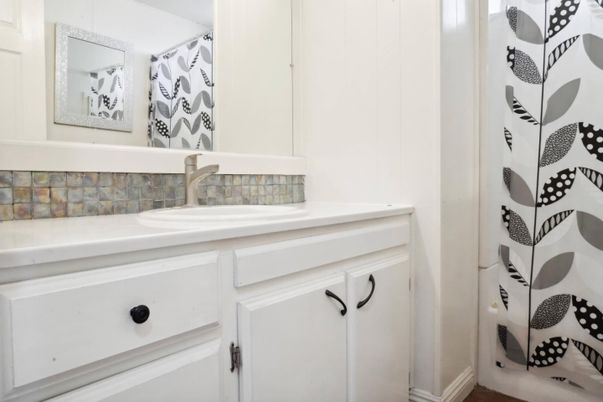 Bathroom, Interior, Tile Countertops