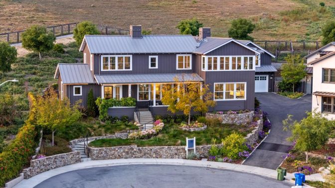 Exterior, Facade, Farmhouse
