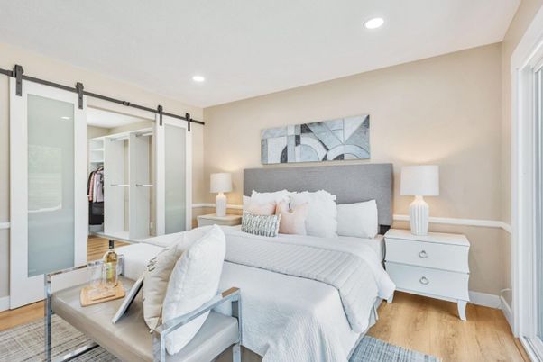 Chandelier, Dining room, Interior, Kitchen, Recessed Lighting, Stainless Steel Appliances, Wood Texture Flooring