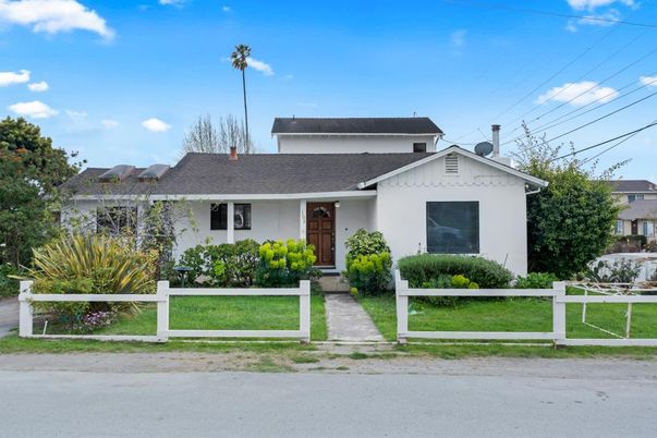 Exterior, Facade, Ranch