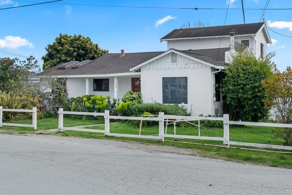 Exterior, Facade, Ranch
