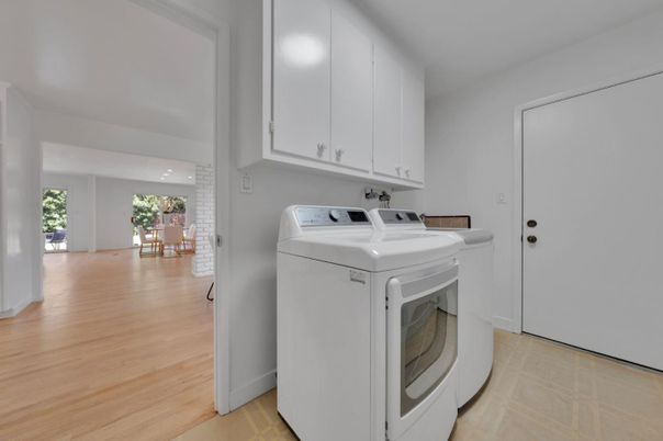 Interior, Washer, Wood Texture Flooring