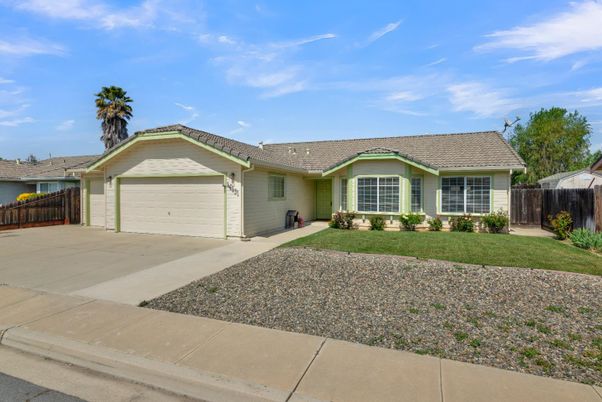 Attached, Exterior, Facade, Ranch