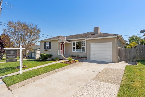 Attached, Exterior, Facade, Ranch