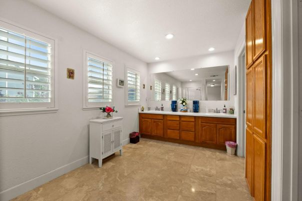 Bathroom, Dual Sink Vanities, Interior, Recessed Lighting