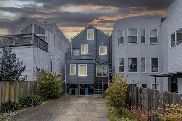 Attached, Exterior, Facade, Rowhouse