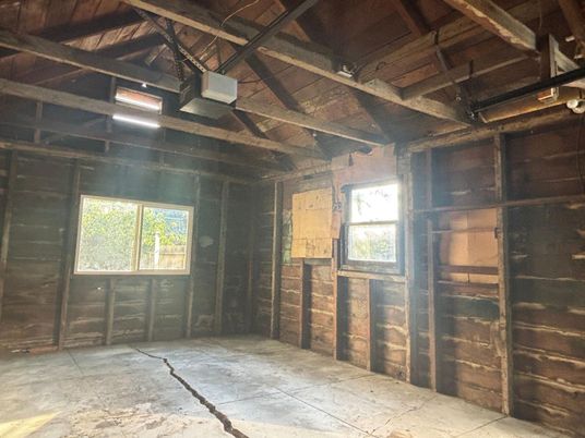 Empty room, Interior, Wooden Beams, Wooden Ceilings