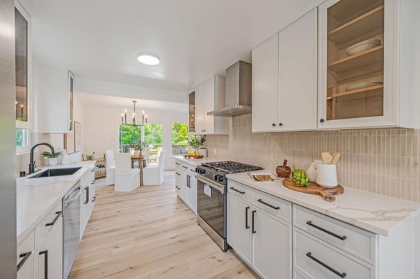 Chandelier, Dining room, Interior, Kitchen, Stainless Steel Appliances, Wood Texture Flooring