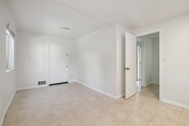 Empty room, Interior