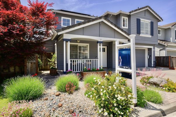 Attached, Exterior, Facade, American Craftsman