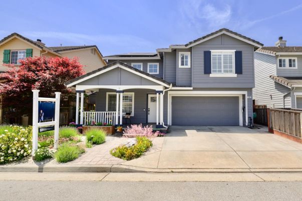 Attached, Exterior, Facade, American Craftsman