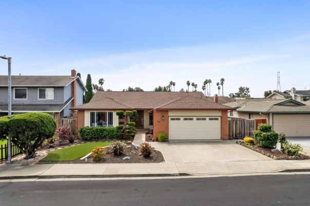 Attached, Exterior, Facade, Ranch