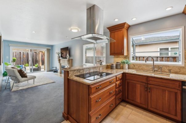 Fireplace, Interior, Kitchen, Recessed Lighting