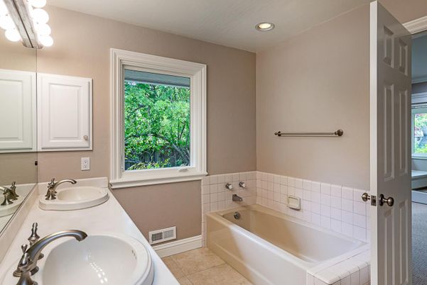 Bathroom, Dual Sink Vanities, Interior, Recessed Lighting