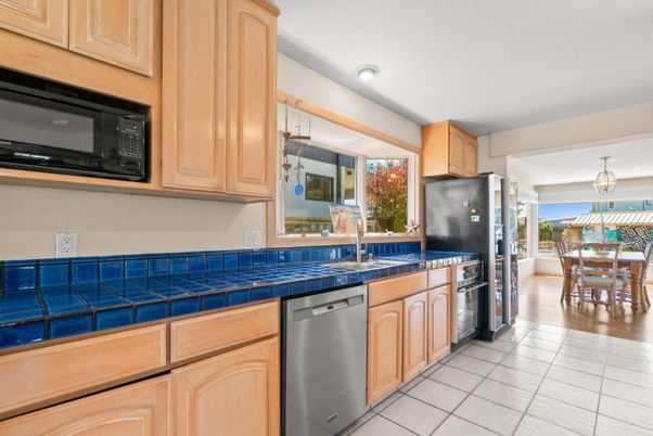 Chandelier, Dining room, Interior, Kitchen, Tile Countertops