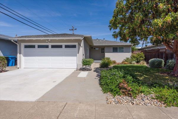 Attached, Exterior, Facade, Ranch