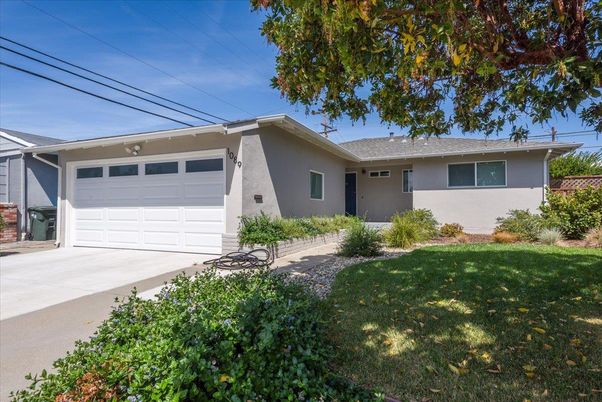 Attached, Exterior, Facade, Ranch