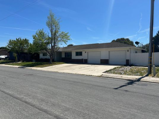 Attached, Exterior, Facade, Ranch