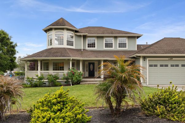 Attached, Exterior, Facade, Queen Anne Victorian