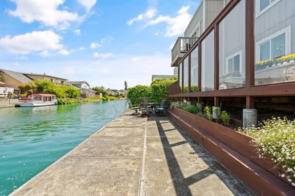 Exterior, Lake