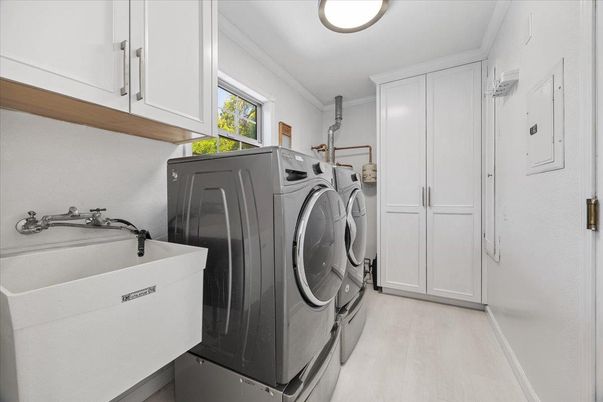 Interior, Washer, Wood Texture Flooring