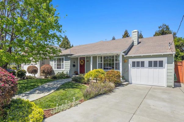 Attached, Exterior, Facade, Ranch